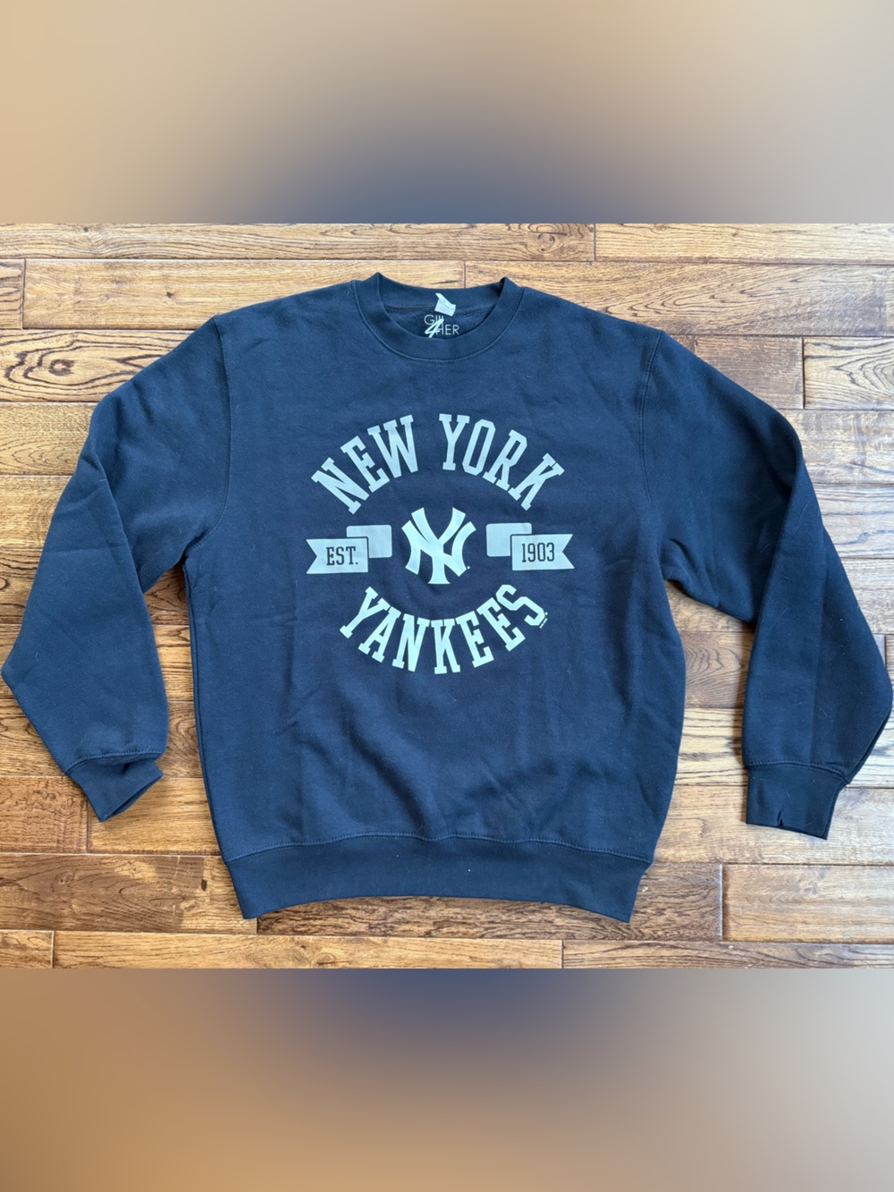 NWT New York Yankees Crewneck Wmn Medium Navy MLB Gill by Carl Bank OFFICIAL